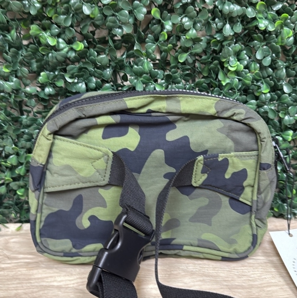 Keep It Light Hip Pack - Picture 4 of 5
